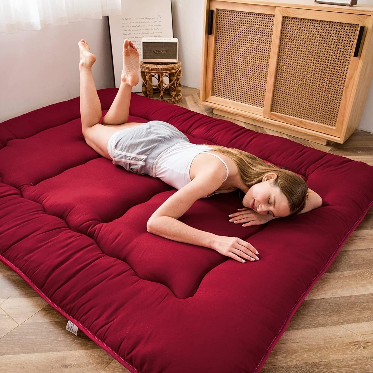 MAXYOYO Japanese Floor Futon Mattress - Thicken Sleeping Pad, Foldable Roll Up Mattress Topper, Guest Floor Bed, Burgundy, Queen